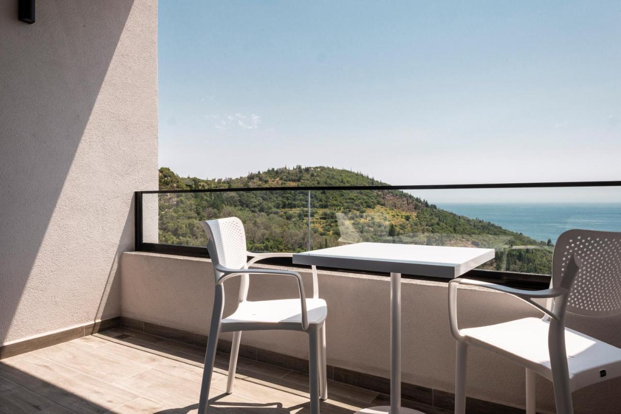 Wait 'N Sea Hotel Himare Exterior photo